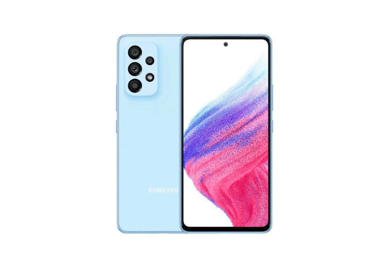 Foto de dois celulares Samsung Galaxy A53 na cor azul, um mostrando a traseira com quatro câmeras e o outro mostra a tela colorida e sua câmera frontal