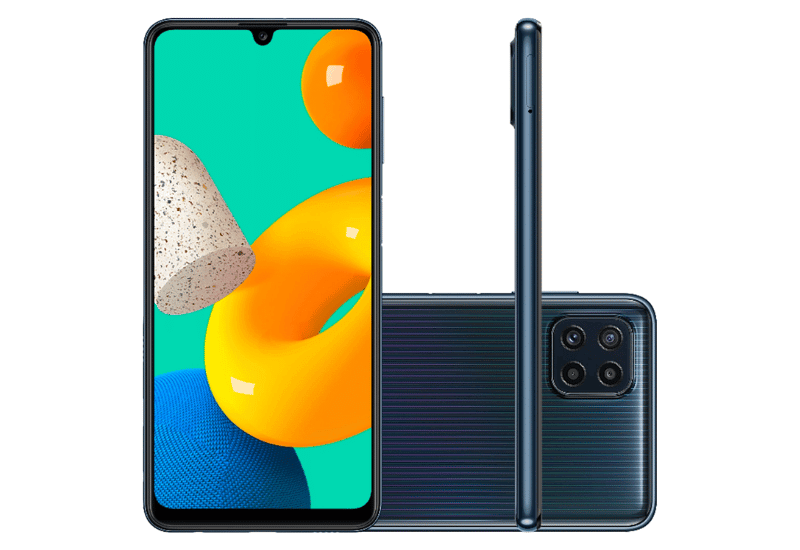A imagem contém uma foto de três celulares Samsung Galaxy M32, um está de frente mostrando a tela e a câmera frontal, o do meio está de lado e o último está mostrando a traseira com suas quatro câmeras