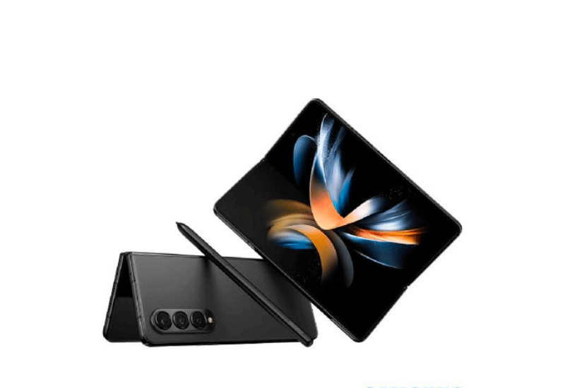 Foto de dois celulares Samsung Galaxy Z Fold 4, um está mostrando a parte traseira com as três câmeras e o outro está aberto mostrando sua tela colorida, entre eles está a s pen que é vendida separadamente