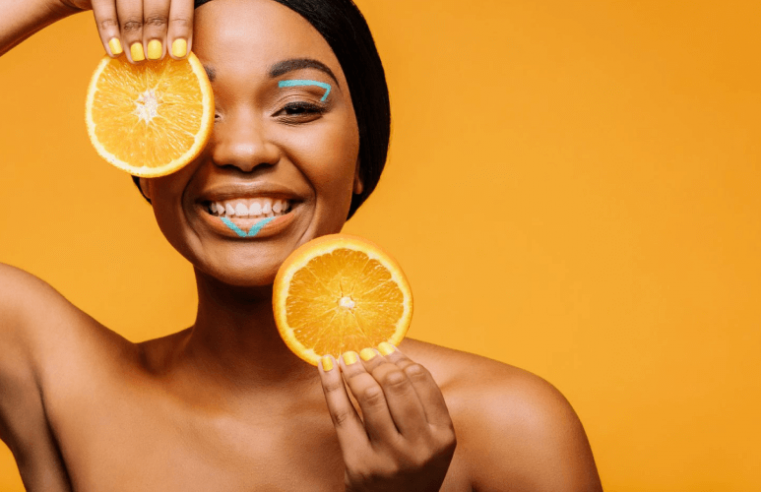 Vitamina C para o rosto: descubra qual o tipo ideal e como utilizar