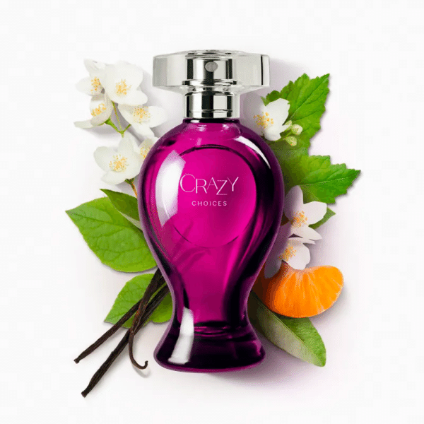Frasco do Crazy Choices na cor rosa pink e tampa transparente. Atrás do frasco estão a flor de jasmim, a fava de baunilha e bergamota.