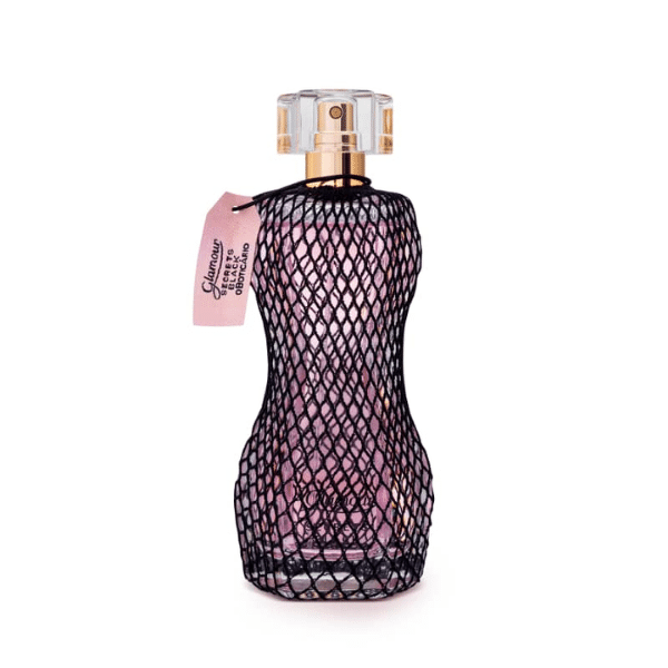 Frasco do Glamour Secrets Black transparente com líquido rosa pastel e envolto com um tecido parecido com meia arrastão e tampa transparente.