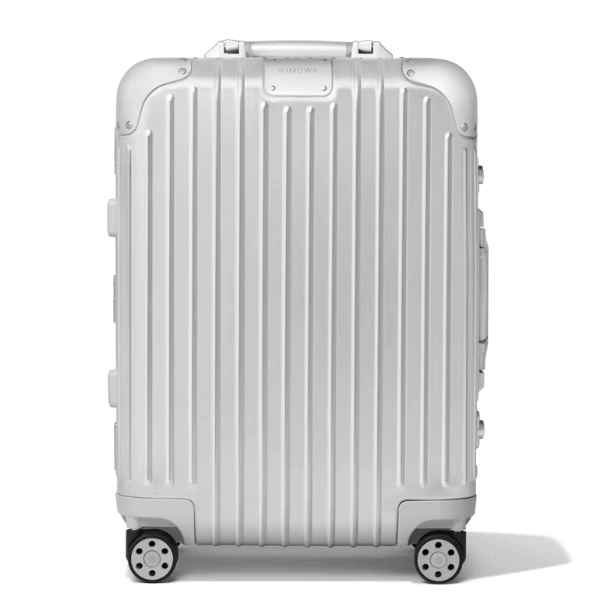 A foto mostra a mala de bordo em alumínio da Rimowa.