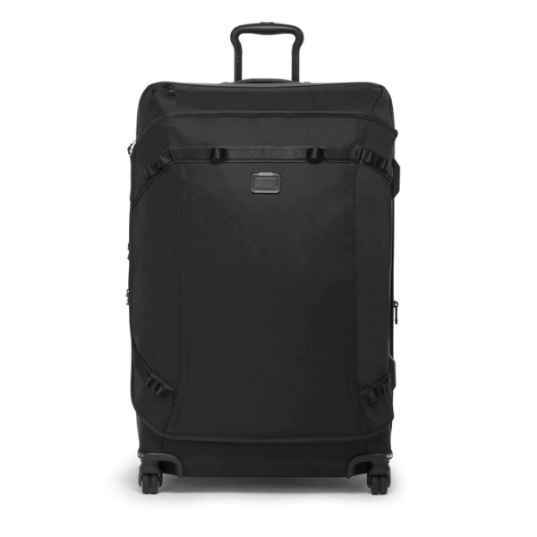 A foto mostra a mala de viagem da marca Tumi no modelo Alpha Bravo na cor preta.