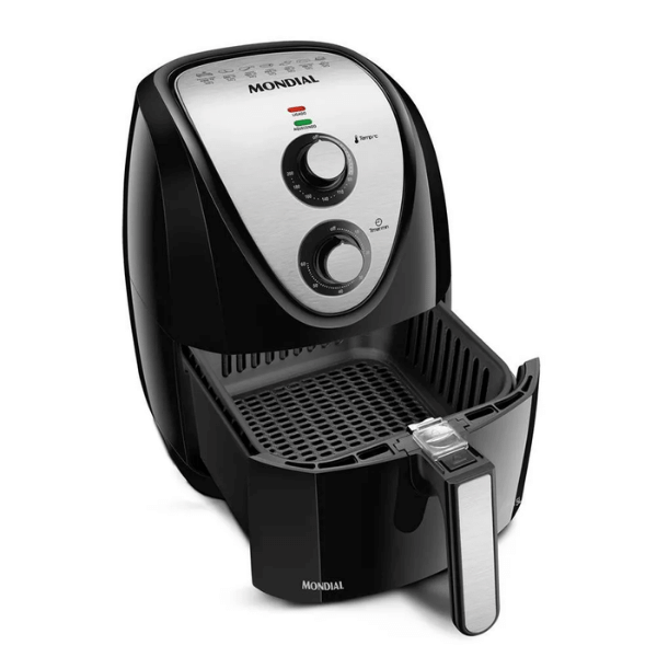 A foto mostra uma Air Fryer preta da marca Mondial, modelo AFN-50-BI, ela está com a cuba semi aberta, mostrando seu interior.