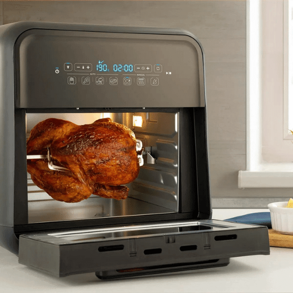 A foto mostra uma air fryer da marca Oster, modelo Super Fryer 10 L 3 em 1 aberta com um frango assado dentro.