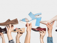 A foto mostra muitos braços para cima segurando sapatos de diferentes tipos e cores.