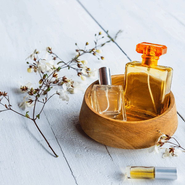 A foto do artigo onde comprar perfume original mostra um organizador de bambu com dois frascos de perfume dentro.