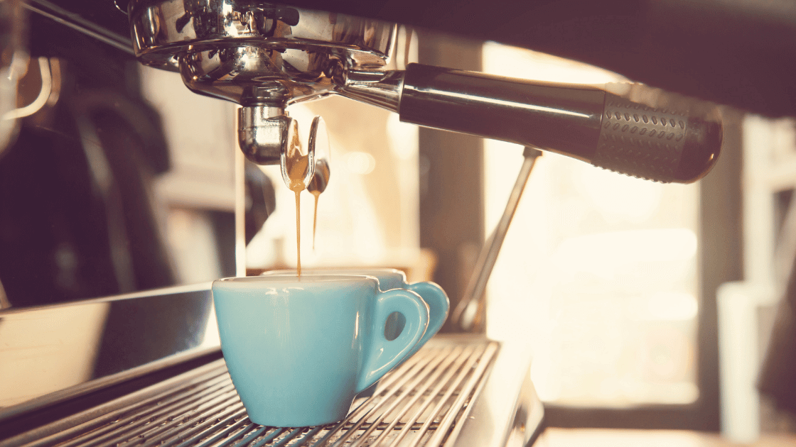 A foto mostra uma cafeteira profissional.
